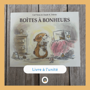 Boites à bonheur  Aujourd'hui, Lola peut choisir un cadeau. Tiens, des boîtes ! Une petite et une grande. « Ce sera mes boîtes à bonheurs ! Alphonse le doudou : grand bonheur. La collection de coquillages : petits bonheurs. La carte postale de Simon, mon meilleur ami du monde : grand bonheur ! » Mais qui est venu mettre son vieux mouchoir dans la boîte de Lola ?