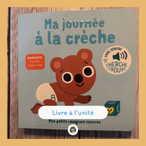 Ma journée à la crèche  Toute l'ambiance sonore d'une journée à la crèche! Le livre parfait pour préparer l'entrée en crèche ou pour échanger autour la journée-type de l'enfant. Les sons, choisis et mixés avec soin, enrichissent chaque scène pour la rendre encore plus vivante avec des rires, des babillages irrésistibles et des musiques ! Et pour la première fois, un jeu de cherche et trouve sonore avec une puce sonore aléatoire !L'enfant appuie sur la puce et montre ce qu'il entend. Il appuie à nouveau et cherche à quoi cela correspond, et ce, autant de fois qu'il le souhaite !